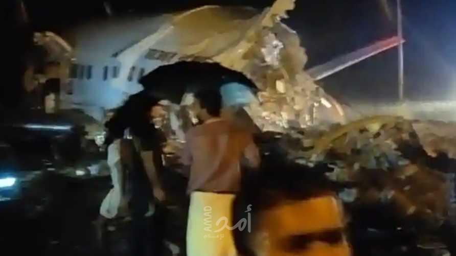 مقتل 3 أشخاص على الأقل في تحطم طائرة ركاب أثناء هبوطها في أحد مطارات الهند - فيديو
