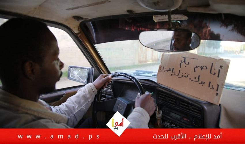 تقرير: "الهمز".. منبهٌ وحيد لسائق سيارة أجرة أصمٌ وأبكم في قطاع غزة