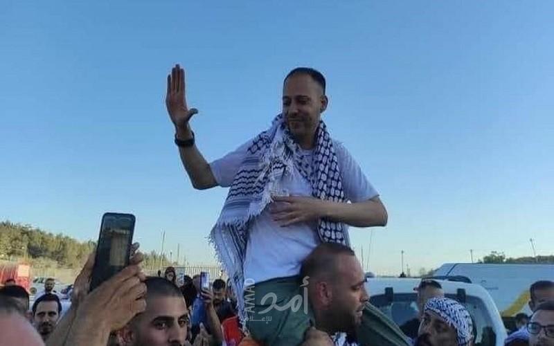 سلطات الاحتلال تفرج عن الأسير مريد غيث من دير غسانة بعد قضائه 17 عاماً في الأسر