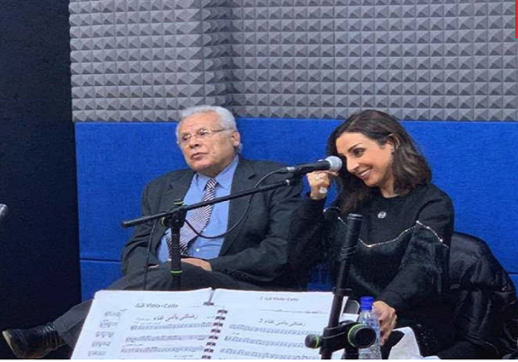 بعد سنوات من القطيعة.. والد أنغام يظهر معها