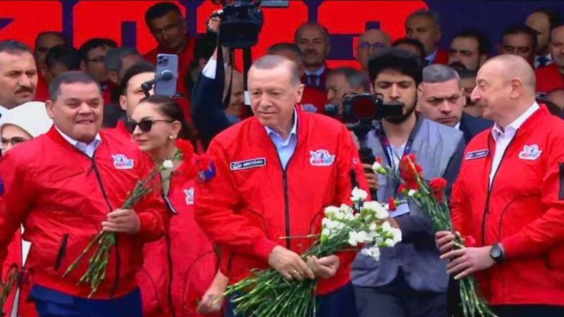 في أول ظهور شخصي بعد وعكة صحية.. أردوغان يقدم أول رائدي فضاء تركيين (فيديو)