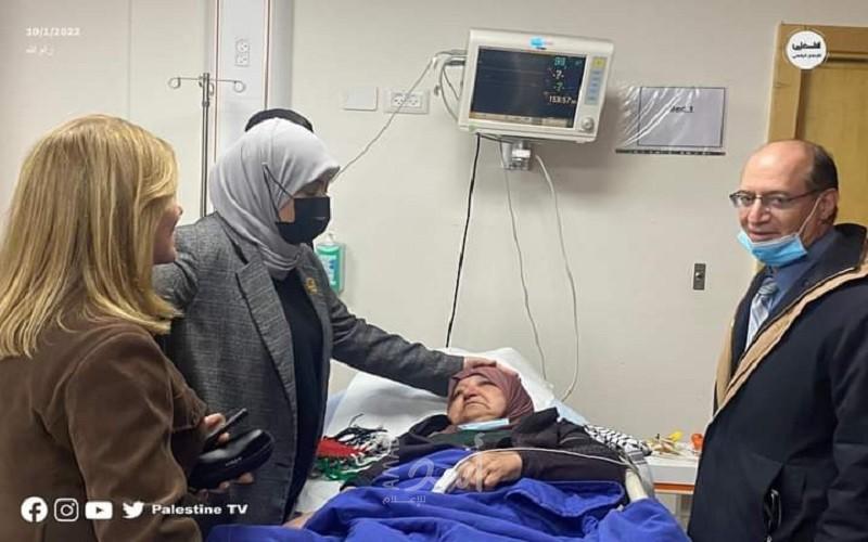 عباس يهاتف أم ناصر أبو حميد ويشيد بصمودها وصبرها