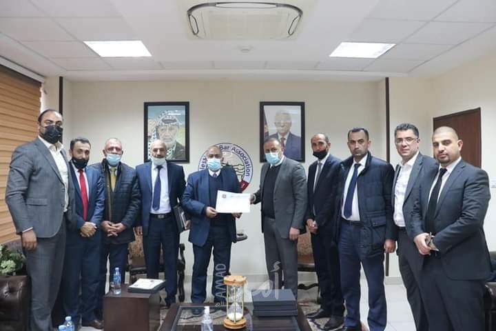 رام الله: نقابة المحامين تسلم وزير العدل مذكرات قانونية بشأن القرارات بقانون الماسة بالشأن القضائي