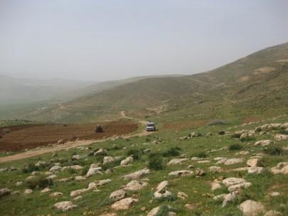 جيش الاحتلال يحتجز صحفيين ومواطنين في الأغوار
