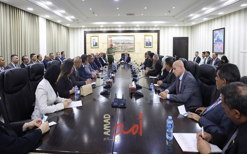 اشتية يستقبل المُلتحقين بدورة كبار الضباط الـ21