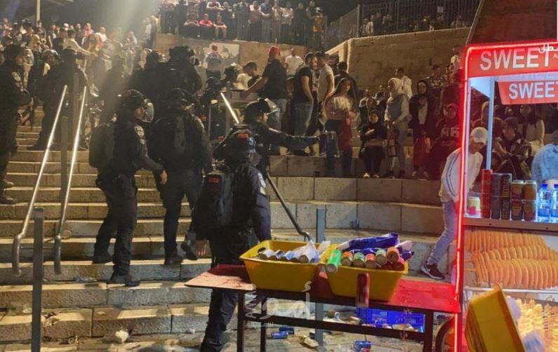 القدس:  إصابة عشرات الفلسطينيين خلال مواجهات مع قوات الاحتلال في باب العمود