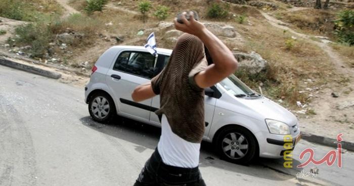 الشبان يهاجمون سيارة اسرائيلية في جنين وأجهزة الأمن "تؤمن" خروجها
