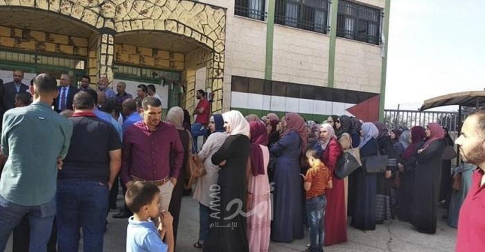 بعد الاعتداء على أحدهم.. اعتصام للمعلمين أمام مدرسة بالقدس