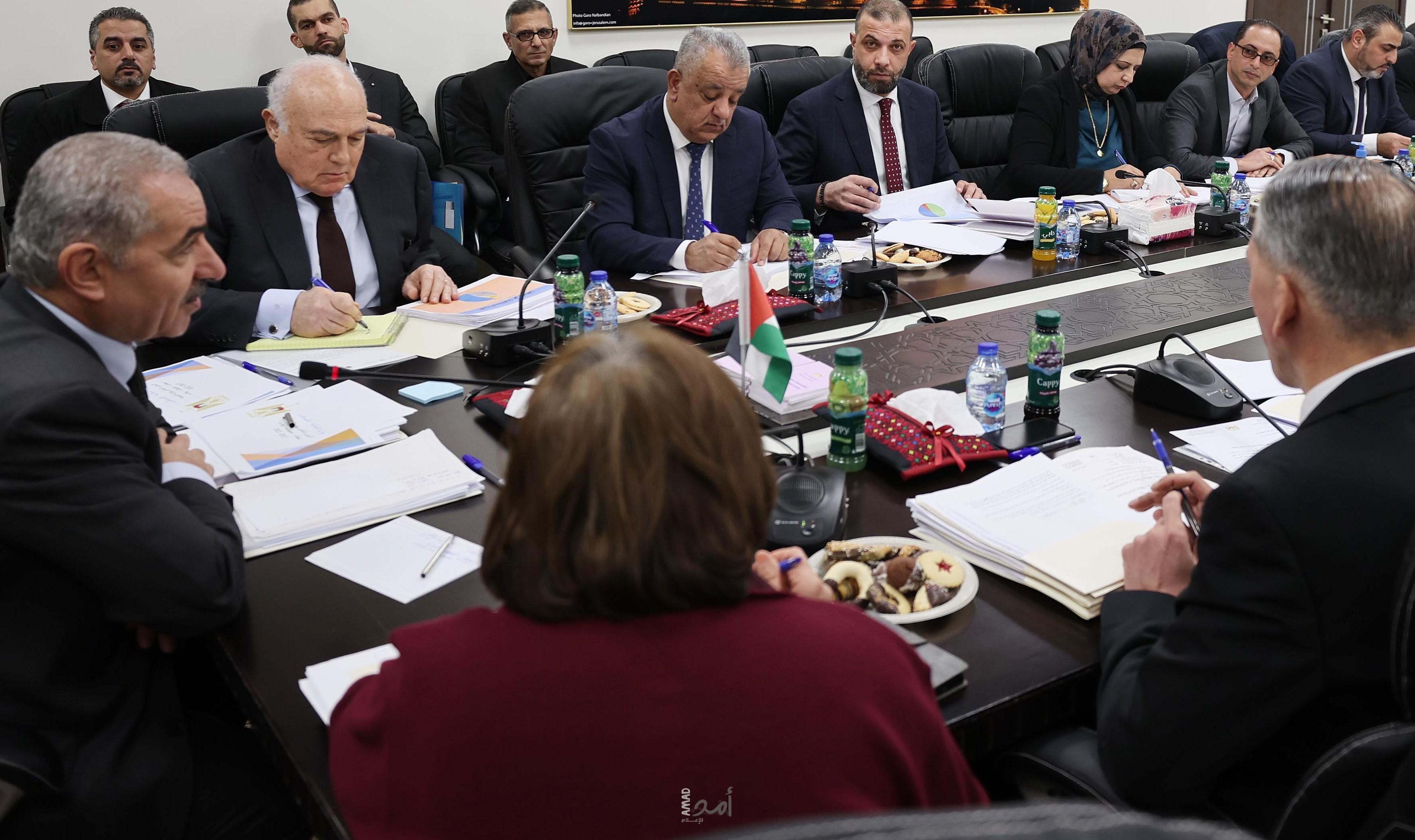 اشتية يترأس اجتماعا لبحث النهوض بالقطاع الصحي بحضور وزيري الصحة والمالية