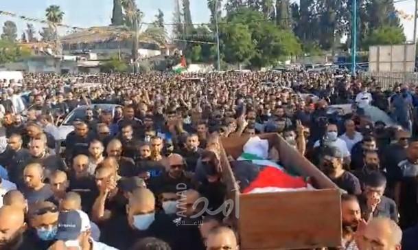 تشييع جثمان الشهيد موسى حسونة في مدينة اللد وسط مسيرة حاشدة - صورة وفيديو