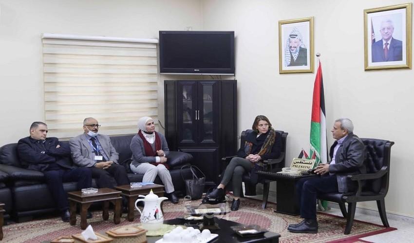 قلقيلية: المحافظ يلتقي وفدًا من وكالة الغوث