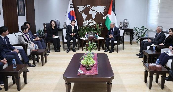 اشتية يدعو  إلى تبني قرار يدعو الحكومة الكورية للاعتراف بدولة فلسطين