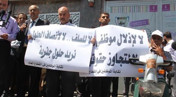 الحكومة تخصم من رواتب الموظفين لصالح كهرباء غزة