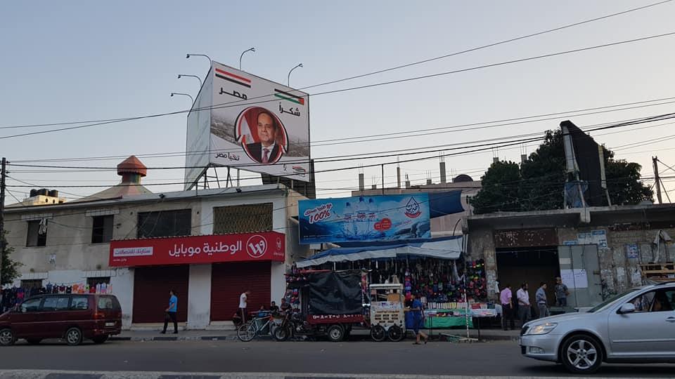 إعادة صور السيسي بعد خلاف.. وسياسيون يعترضون على طريقة الإزالة