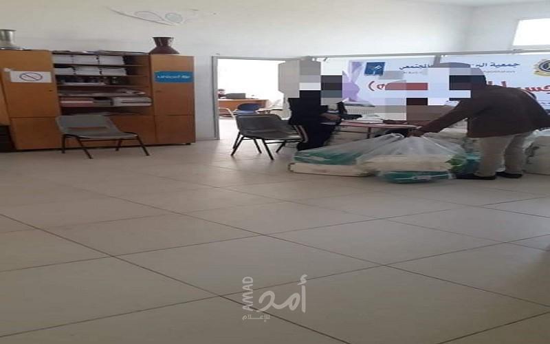 البريج للتأهيل المجتمعي توزع مساعدات على عدد من سكان المخيم
