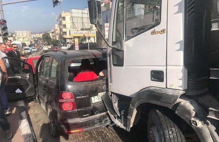 إصابات بحادث سير بين (5) مركبات في نابلس- صور