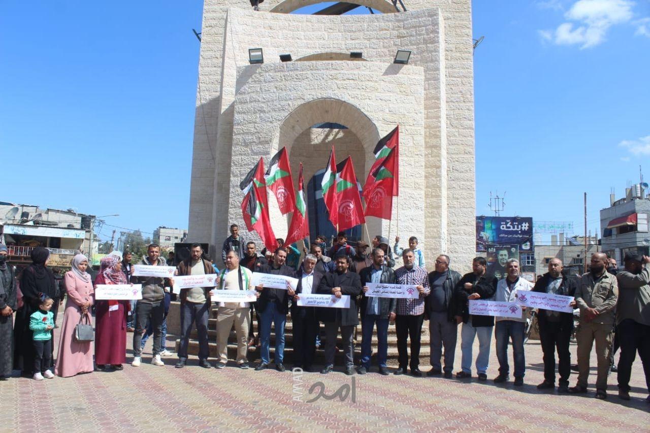 رفح: وقفة جماهيرية حاشدة لـ"الديمقراطية" تنديداً بمجازر الاحتلال ورفضاً لاجتماع شرم الشيخ