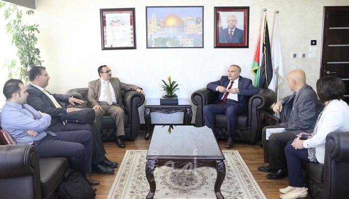 طلال أبو غزالة تقدم تقريرها النهائي لمشروع "التقيد باللوائح التنظيمية والقوانين"