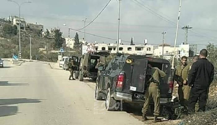 الخليل: جيش الاحتلال يصادر آلات خراطة ويفتش عدة منازل