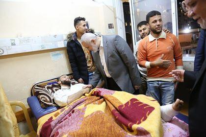بالصور.. هنية يزور جرحى مسيرة العودة في مستشفى الشفاء بغزة