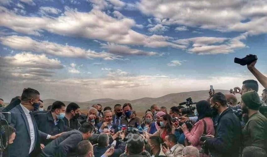 اشتية ومسؤولون ورؤساء بعثات الاتحاد الأوروبي يتفقدون الدمار الذي خلفه جيش الاحتلال في حمصة بالأغوار