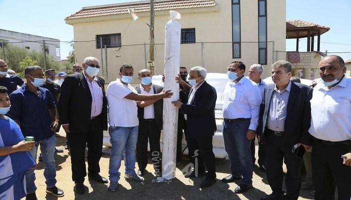 قلقيلية: المحافظ ووزير الزراعة يوزعان مساعدات على المزارعين