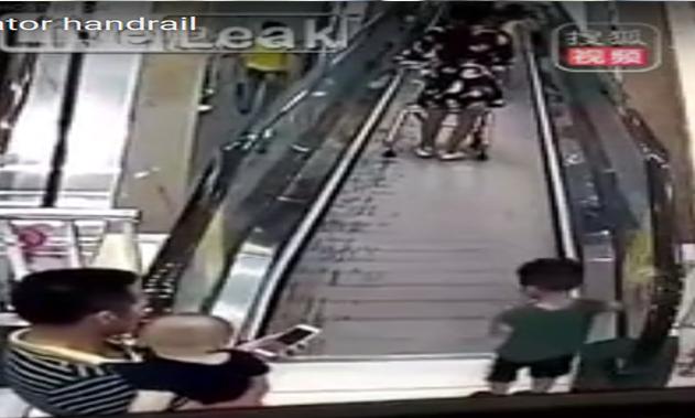 بالفيديو .. طفل على حافة الموت ووالده مشغول بالهاتف المحمول