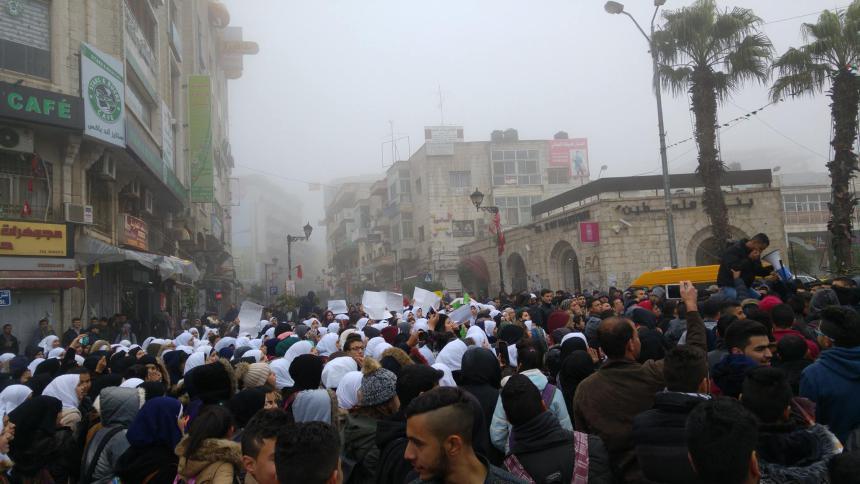 طلاب التوجيهي يعتصمون في رام الله احتجاجا على تمديد العام الدراسي
