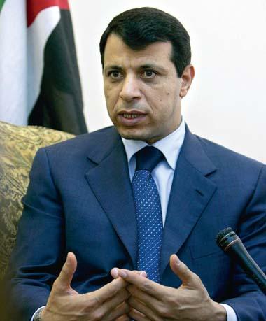 محامي محمد دحلان يتهم عباس "باستغلال القضاء"