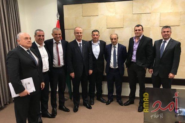 بضغط أمريكي.. لقاء "سري" بين رئيس الوزراء الفلسطيني الحمدالله ووزير الاقتصاد الإسرائيلي