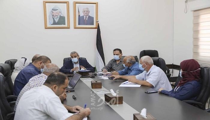 محافظ قلقيلية يترأس اجتماعا للجنة دعم ومساندة التعليم ضمن خطة العودة للمدارس