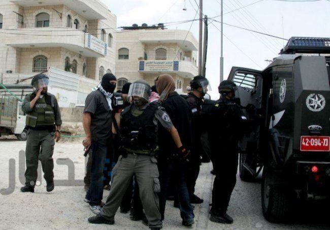 قوات الاحتلال تحتجز طفلاً في البلدة القديمة بالخليل