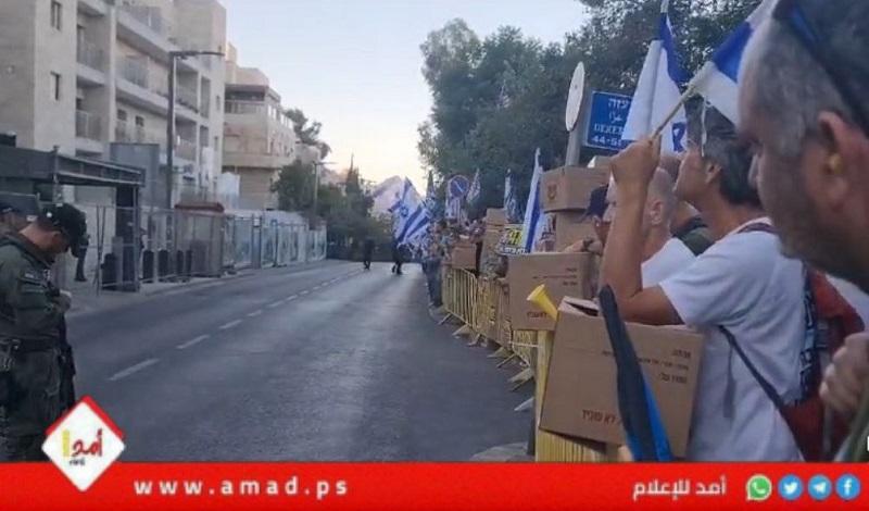 متظاهرون يحتجون أمام منزل نتيناهو والشرطة الإسرائيلية تعتقل (4) أشخاص- فيديو