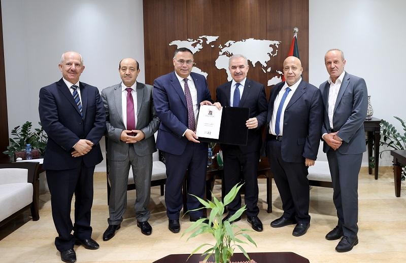 اشتية يتسلم التقرير السنوي لهيئة التقاعد الفلسطينية لعام 2022