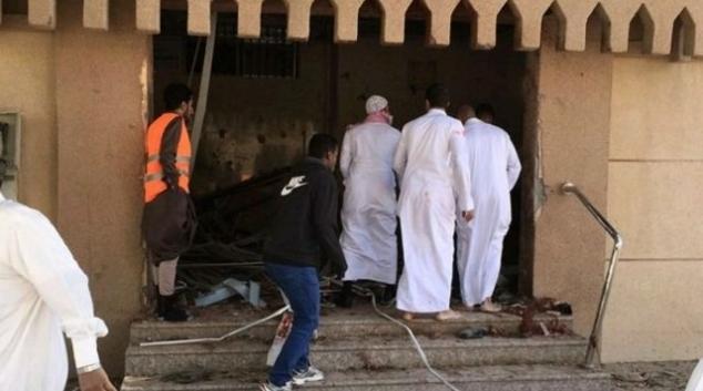 3 قتلى بإستهداف مسجد شيعي في الاحساء شرق السعودية - فيديو لحظة التفجير