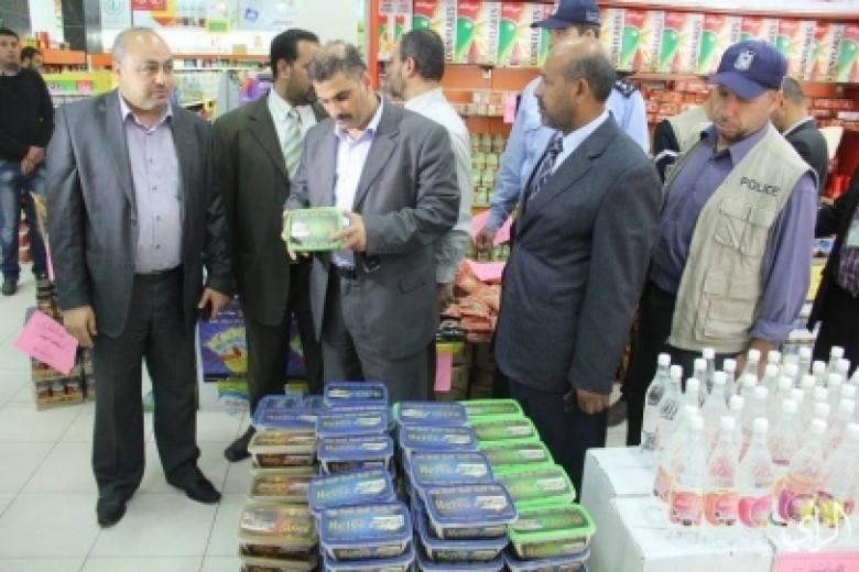 الاقتصاد بغزة تتلف مواد تموينية ومستحضرات تجميل فاسدة
