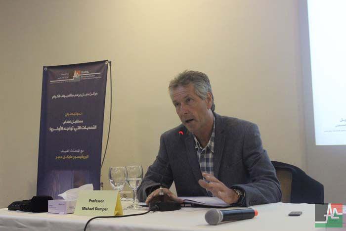 خبير بريطاني: السلطة الفلسطينية تتدحرج نحو الضعف.. و"حل الدولتين" لن يحل مشكلة اللاجئين