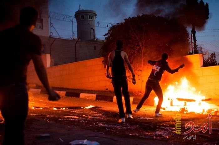 شبان يشعلون النار قرب "غوش عتصيون" في بيت لحم