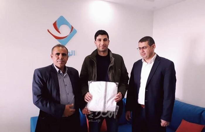 نقابة الصحفيين توزع الملابس الواقية للمؤسسات الصحفية المحلية بقطاع غزة 