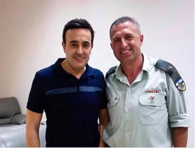 نشر صورة للفنان صابر الرباعي مع ضابط اسرائيلي