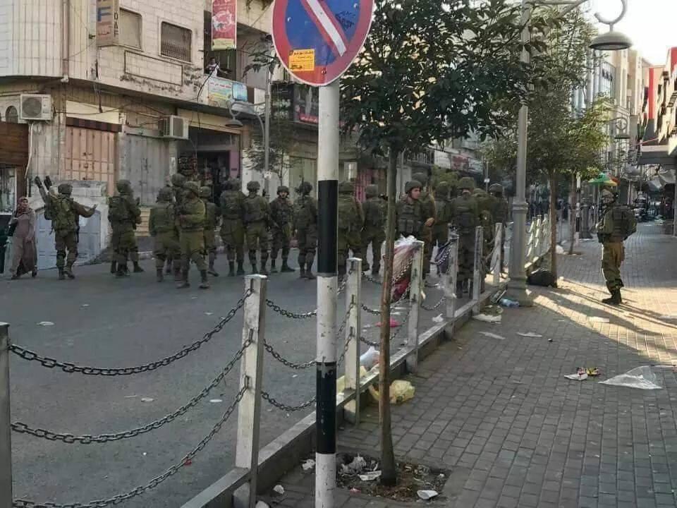 بالصور....قوات الاحتلال تقتحم وسط مدينة الخليل وتعتقل ثلاثة مواطنين