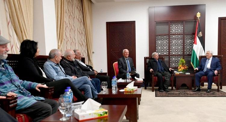 موقع اسرائيلي عن مصادر مقربة من القيادة الفلسطينية: ضغط سعودي مصري على عباس لقبول “صفقة القرن”