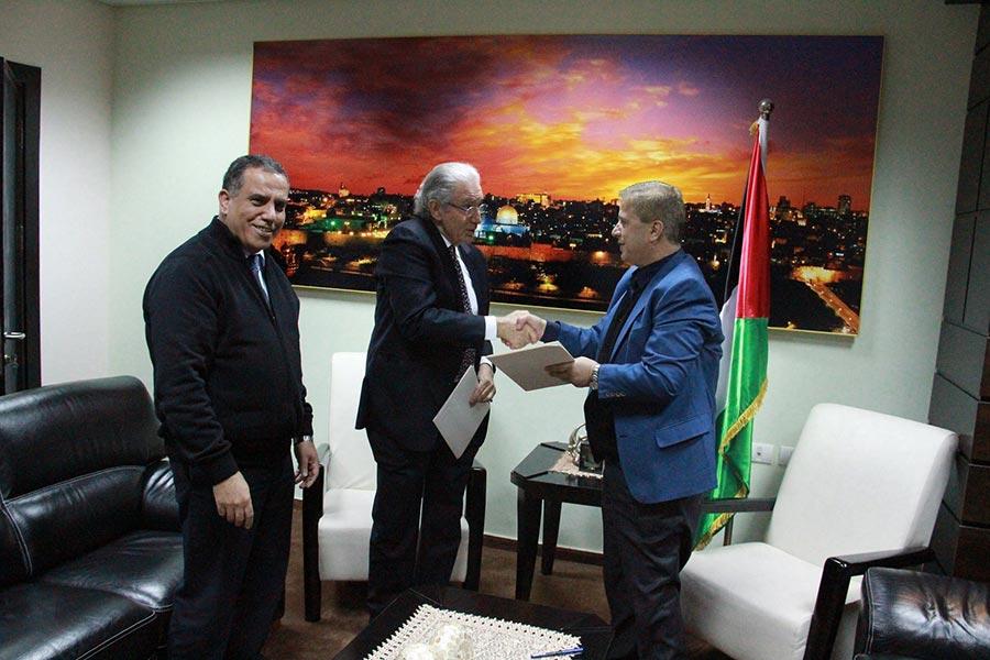 وزير الصحة يوقع اتفاقية مع المؤسسة العالمية للتعليم