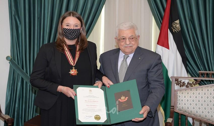 الرئيس عباس يمنح القنصل العام السويدي وسام نجمة القدس