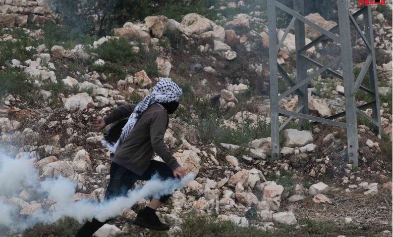 إصابة فتى بقنبلة غاز والعشرات بالاختناق خلال قمع جيش الاحتلال لمسيرة كفر قدوم - صور