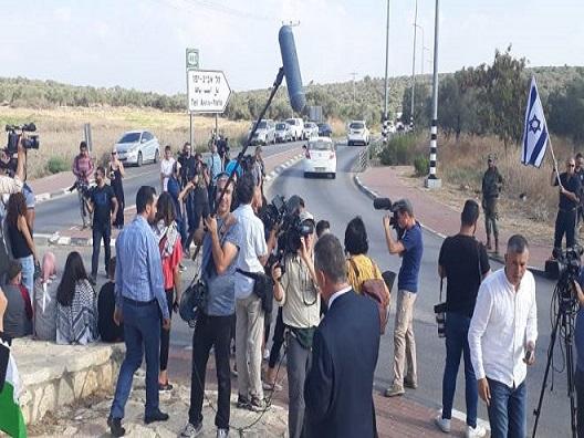 جيش الاحتلال يطارد الصحفيين أثناء تواجدهم على معبر جبارة لتغطية وقائع الإفراج عن التميمي