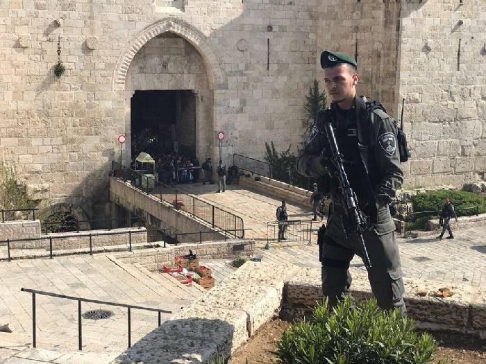 قوات الاحتلال تقتحم فندقاً في القدس وتعتقل مواطن من غزة
