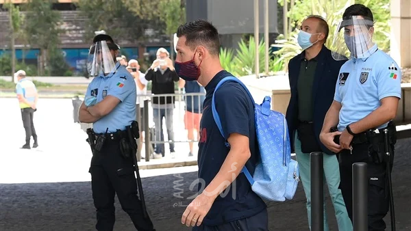 بعد فضيحة دوري الأبطال.. جماهير برشلونة تسب اللاعبين فور عودتهم إلى إسبانيا.. فيديو