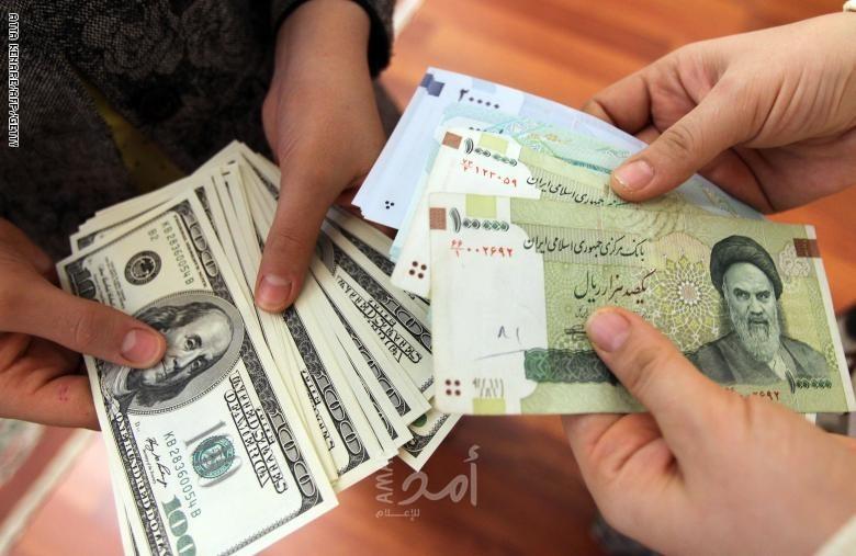 الريال الإيراني يهبط لأدنى مستوى منذ 2018 أمام الدولار الأمريكي
