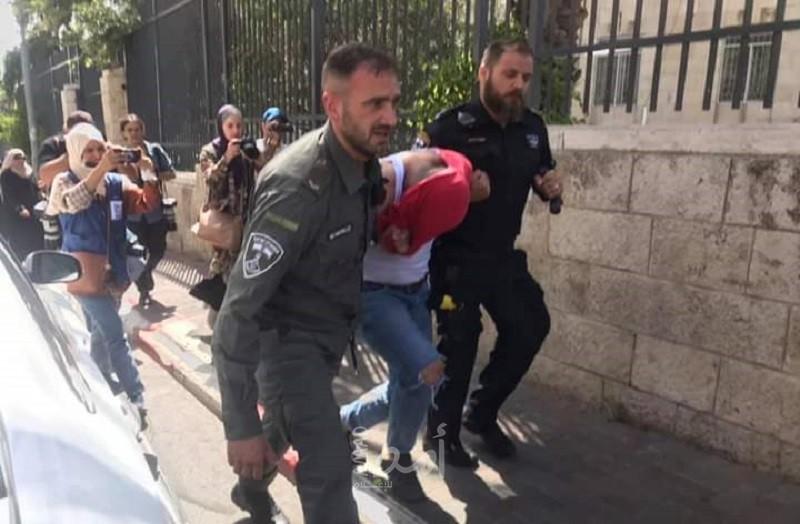 القدس: قوات الاحتلال تعتدي على شاب وتصيبه بالرأس - فيديو